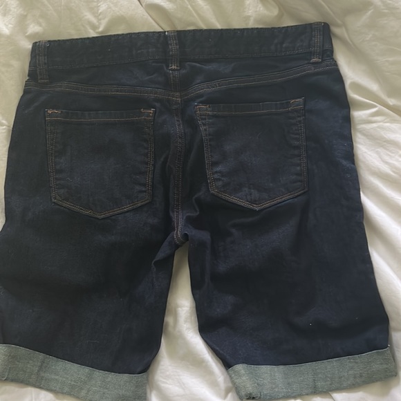 Like new, never worn Ann Taylor Loft Bermuda denim sorts. 8 in inseam - Picture 4 of 6